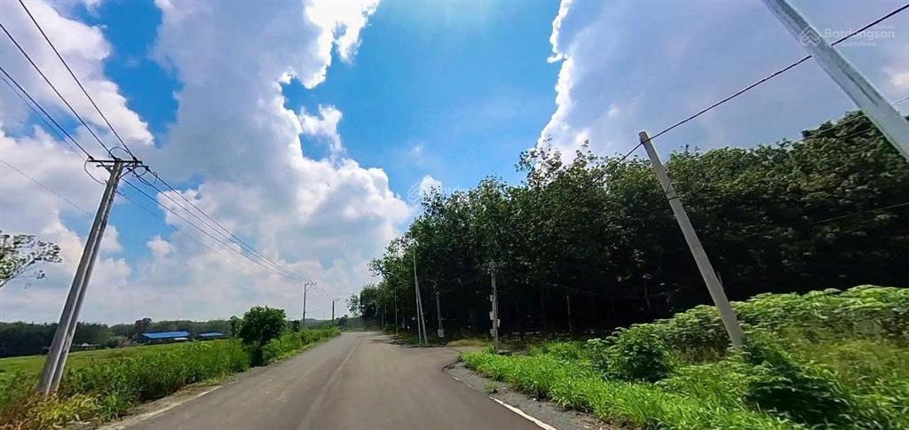 37 mét mặt tiền với diện tích hơn 1200m2 có đất ở đô thị, phía sau đất có suối chỉ 500tr chơn thành