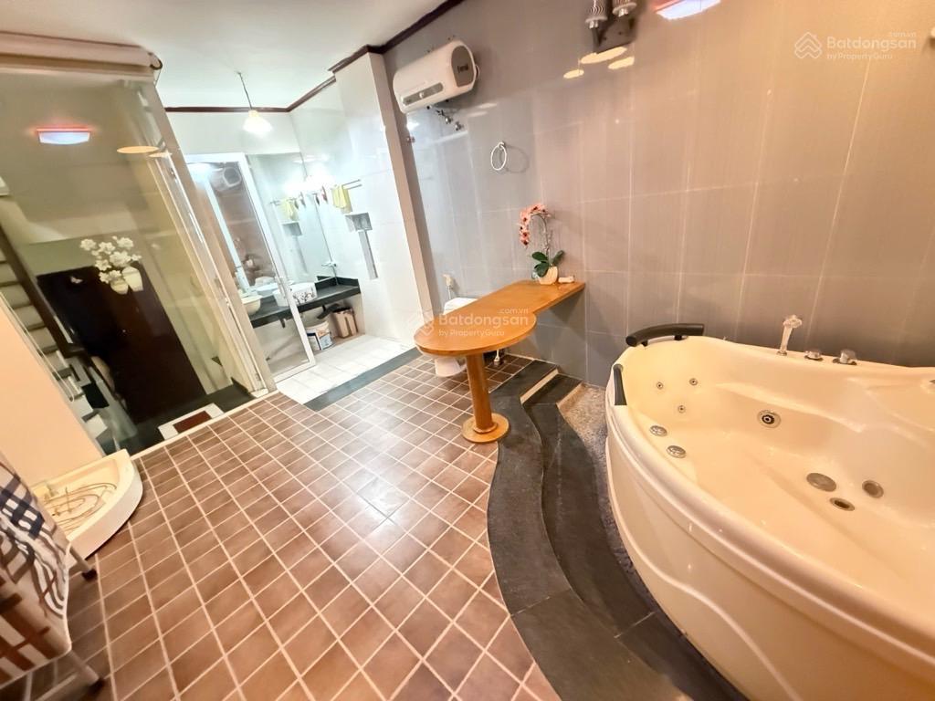 Bán nhà rất đẹp lạc long quân, ô tô đỗ cửa, tự xây tâm huyết, tặng nội thất, sổ vuông, gần hồ tây