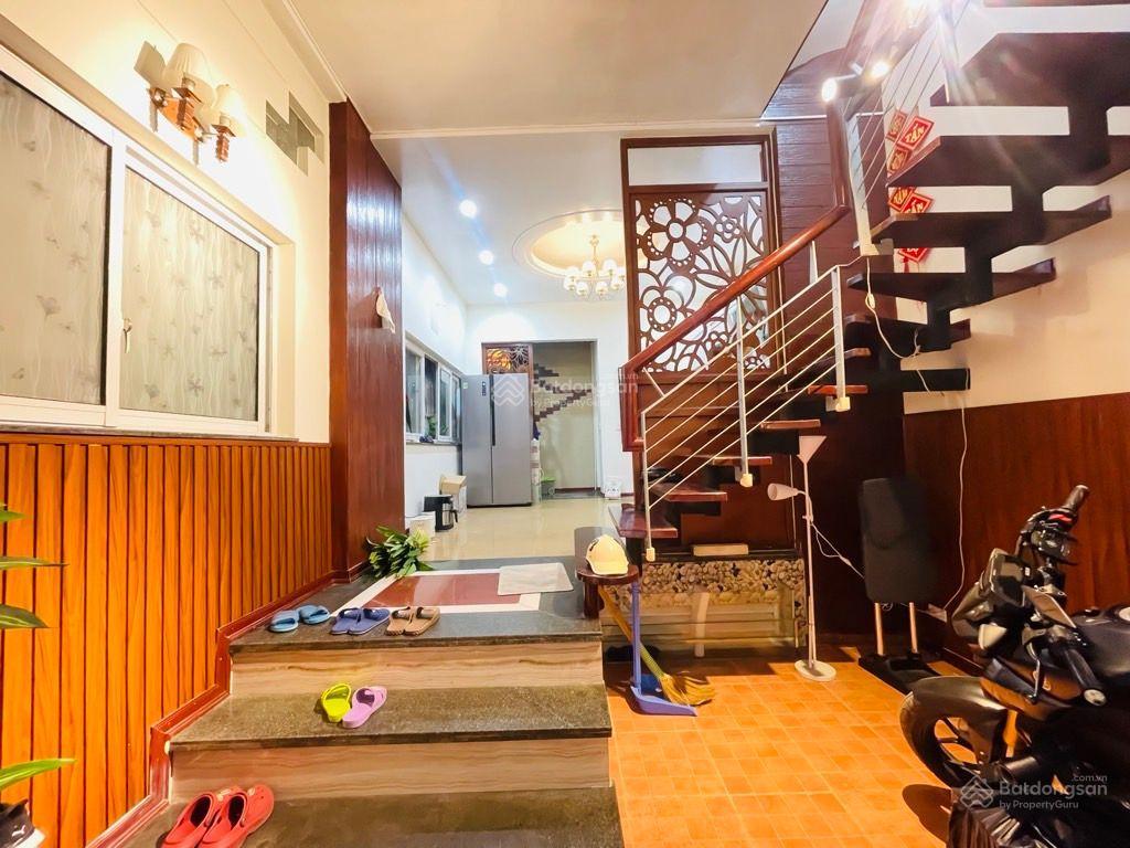 Bán nhà rất đẹp lạc long quân, ô tô đỗ cửa, tự xây tâm huyết, tặng nội thất, sổ vuông, gần hồ tây