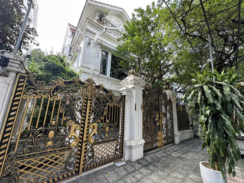 Giảm chào 5 tỷ, bán nhanh biệt thự văn phú sân vườn hồ cá 201m2 nội thất xịn, mặt đường to, 33 tỷ