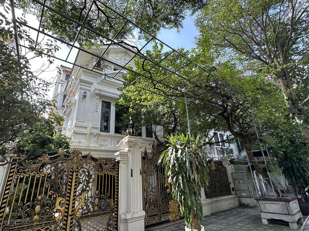 Giảm chào 5 tỷ, bán nhanh biệt thự văn phú sân vườn hồ cá 201m2 nội thất xịn, mặt đường to, 33 tỷ