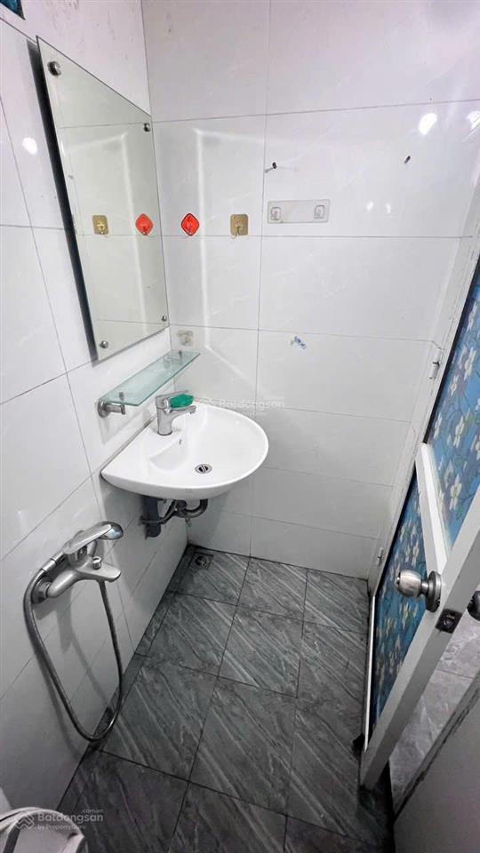 Cho thuê nhà trường chinh gần ngã tư sở, dt 18m² x 2 tầng, đủ đồ cơ bản, nhà sạch đẹp, ở ngay