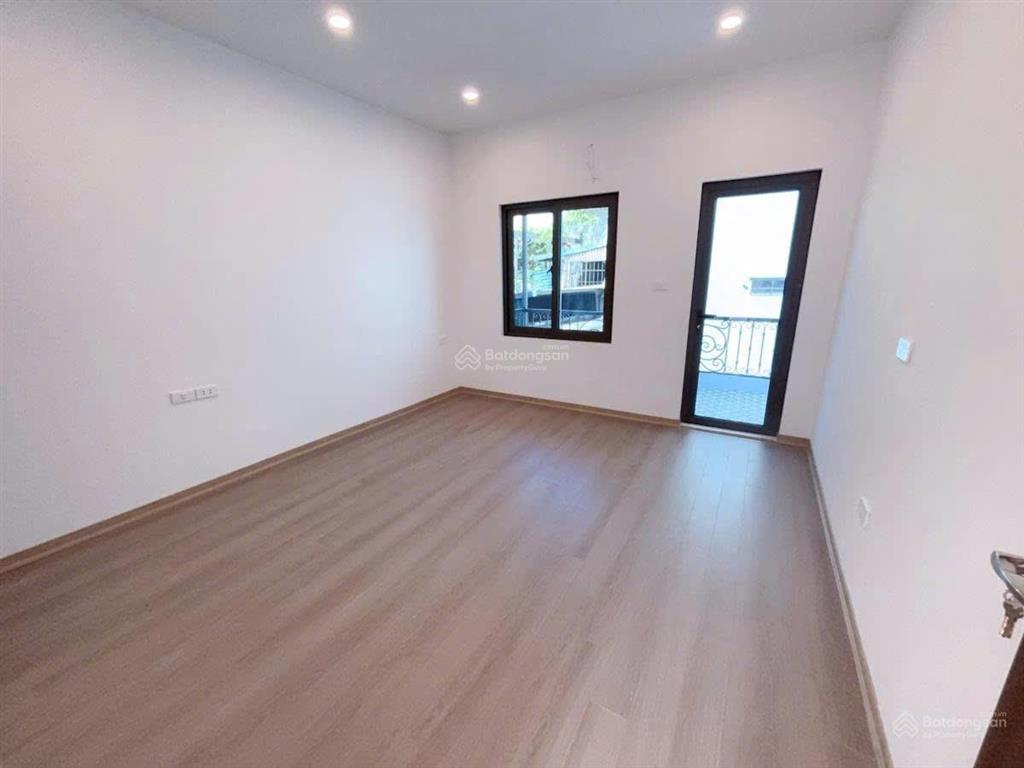 8.x tỷ có nhà đẹp  ngã 5 ô chợ dừa  đống đa  29m 4 tầng  mt3,7m  vị trí đẹp gần phố