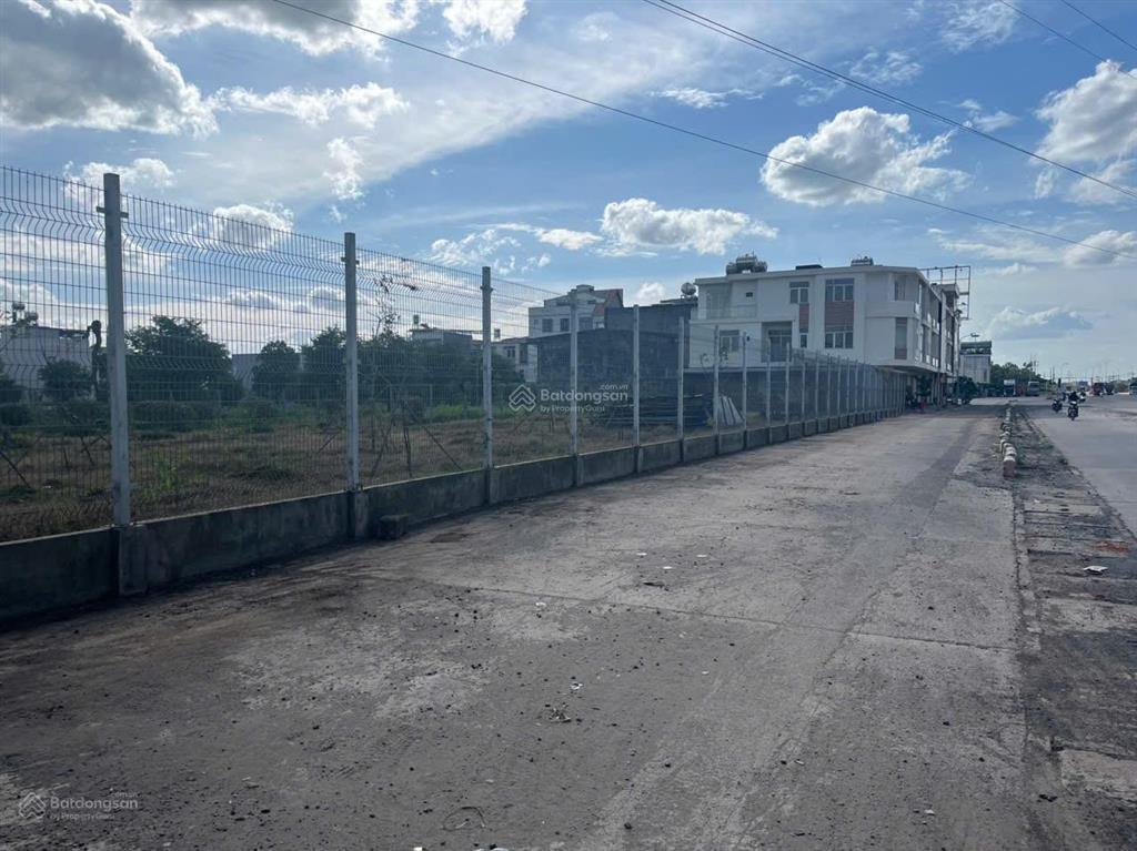 Cho thuê nhà nguyên căn có đất trống 2300m2 mặt tiền đường ql51