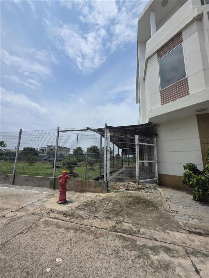 Cho thuê nhà nguyên căn có đất trống 2300m2 mặt tiền đường ql51