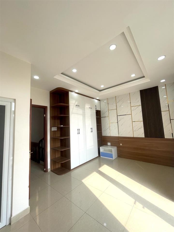 Nhà quốc lộ 13 hiệp bình phước 4 tầng  8 tỷ 2  hẻm xe hơi
