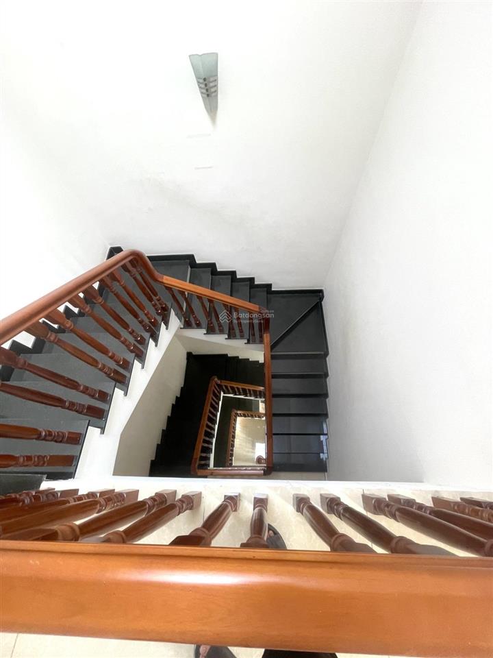 Nhà quốc lộ 13 hiệp bình phước 4 tầng  8 tỷ 2  hẻm xe hơi