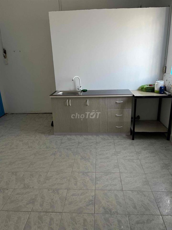 phong rông rãi thoáng mát có cửa sổ có máy lạnh khu an ninh