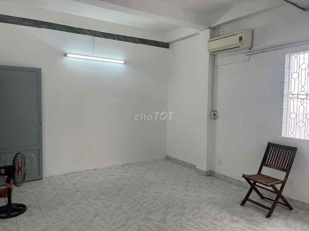 phong rông rãi thoáng mát có cửa sổ có máy lạnh khu an ninh