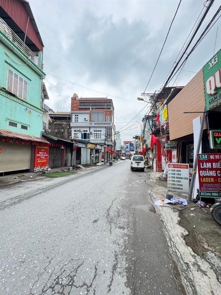 Phân lô tập thể quân đội tây tựu, ô tô chạy vòng quanh nhà, khu dân trí cao.