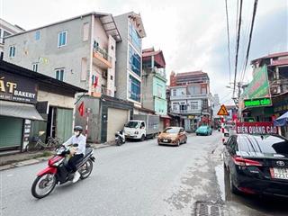 Phân lô tập thể quân đội tây tựu, ô tô chạy vòng quanh nhà, khu dân trí cao.