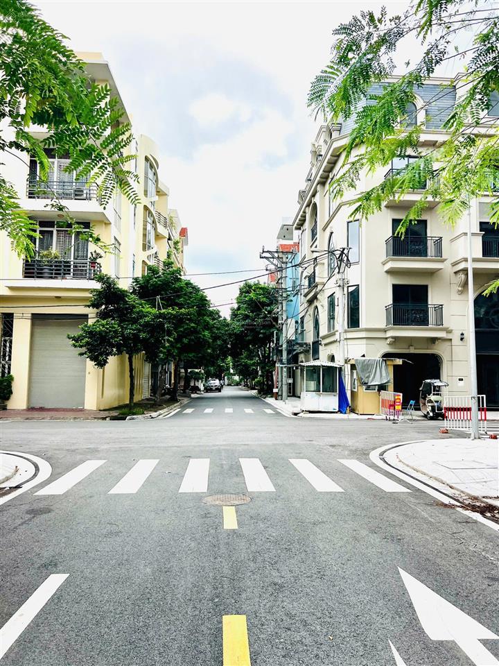 Bán gấp lk tại royal river city, 9,7 tỷ giảm nhẹ cho khách thiện chí 75m2, 5 tầng, hướng nam