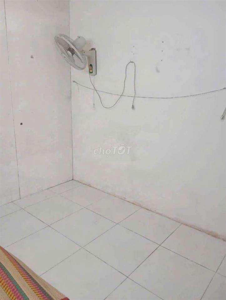 phòng trọ nhỏ tầng trệt, WC ngoài dùng chung, 1 người 1 xe,GTD