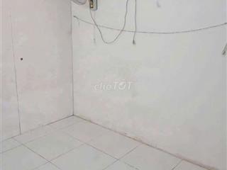 phòng trọ nhỏ tầng trệt, WC ngoài dùng chung, 1 người 1 xe,GTD