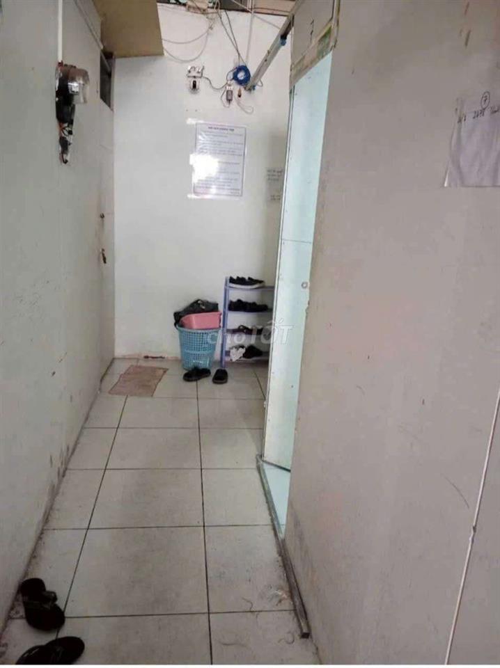 phòng trọ nhỏ tầng trệt, WC ngoài dùng chung, 1 người 1 xe,GTD