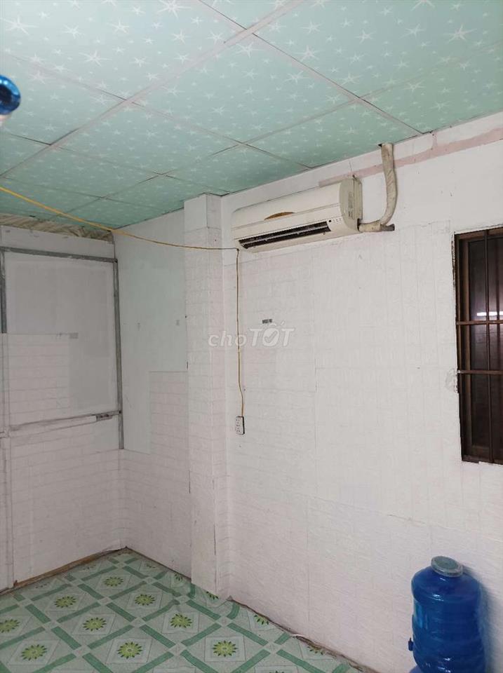 phòng máy lạnh trong nhà nguyên căn , WC ngoài dùng chung,1 người 1 xe
