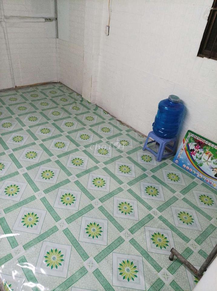 phòng máy lạnh trong nhà nguyên căn , WC ngoài dùng chung,1 người 1 xe