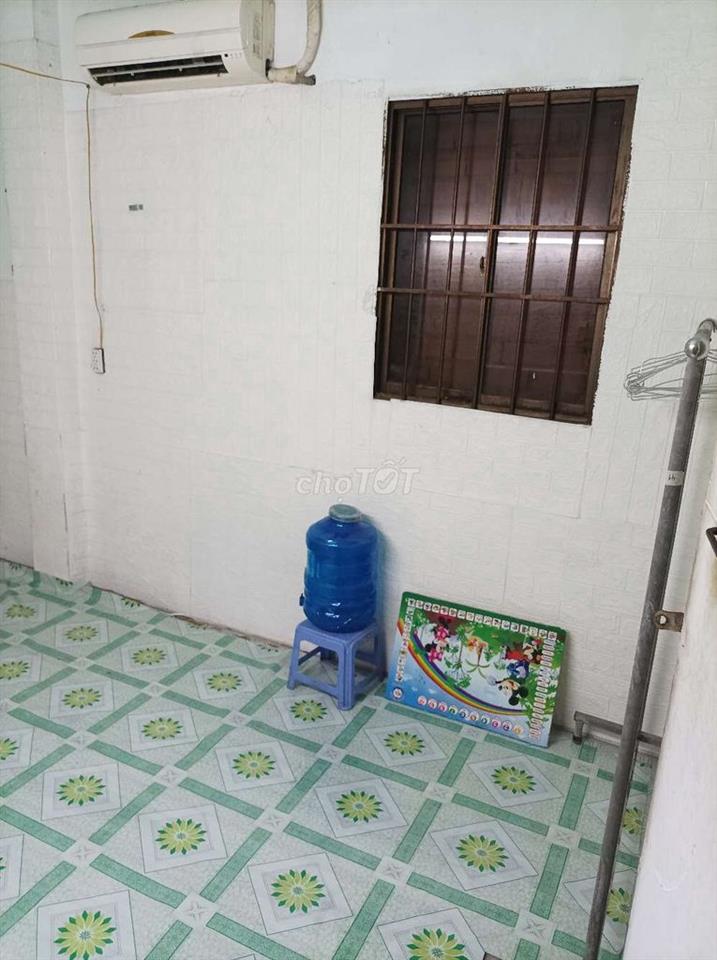 phòng máy lạnh trong nhà nguyên căn , WC ngoài dùng chung,1 người 1 xe