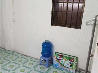 phòng máy lạnh trong nhà nguyên căn , WC ngoài dùng chung,1 người 1 xe