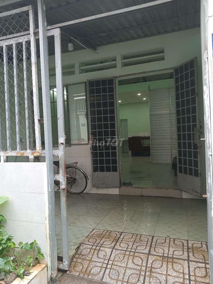 bán đất tặng căn nhà cấp 4, 1 trệt+ 1 lửng hoặc cho thuê 6triêu/ tháng