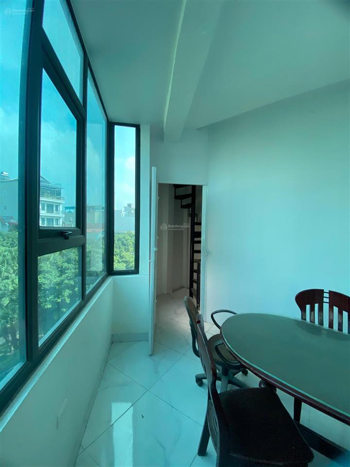 Cho thuê văn phòng tầng 4 và 5 phố trạm, dt 62m2 x 2 tầng, mt 12m, rb, giá 12tr