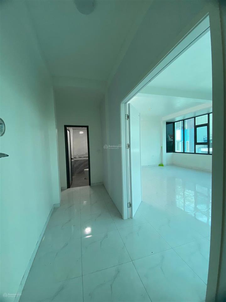 Cho thuê văn phòng tầng 4 và 5 phố trạm, dt 62m2 x 2 tầng, mt 12m, rb, giá 12tr