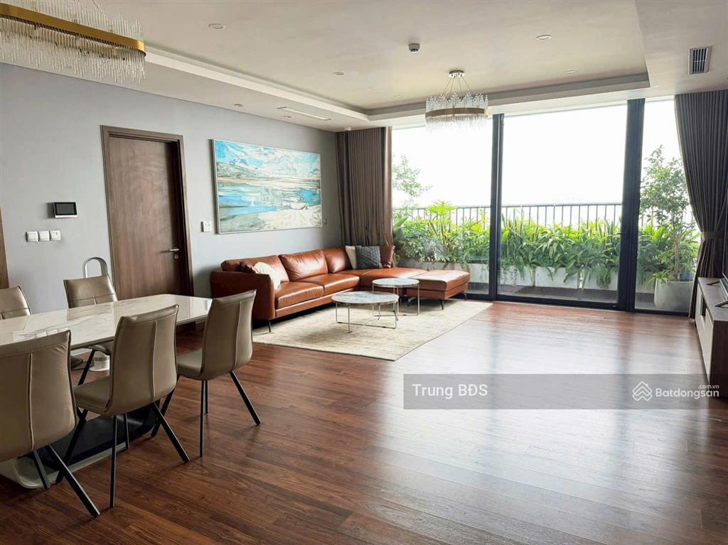Bán căn hộ penthouse đẹpview hồgiá tốt ngoại giao đoàn, 212m2, 5 phòng ngủ, đủ nội thất mới.