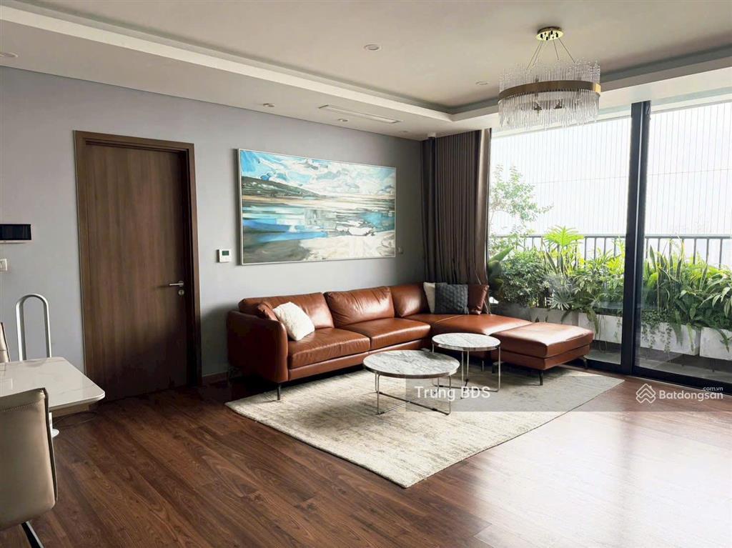 Bán căn hộ penthouse đẹpview hồgiá tốt ngoại giao đoàn, 212m2, 5 phòng ngủ, đủ nội thất mới.