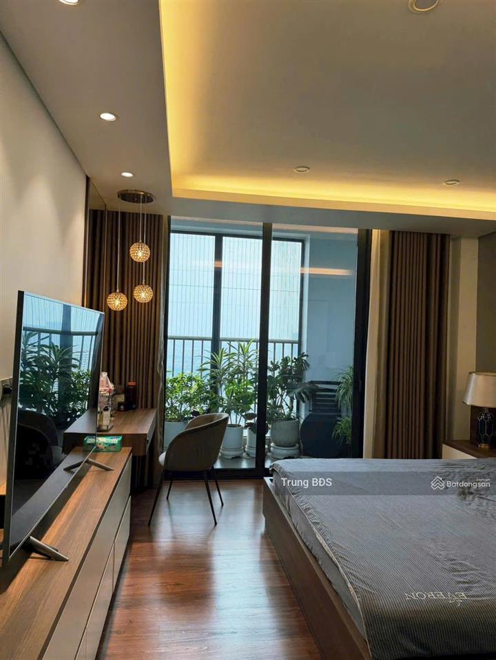 Bán căn hộ penthouse đẹpview hồgiá tốt ngoại giao đoàn, 212m2, 5 phòng ngủ, đủ nội thất mới.