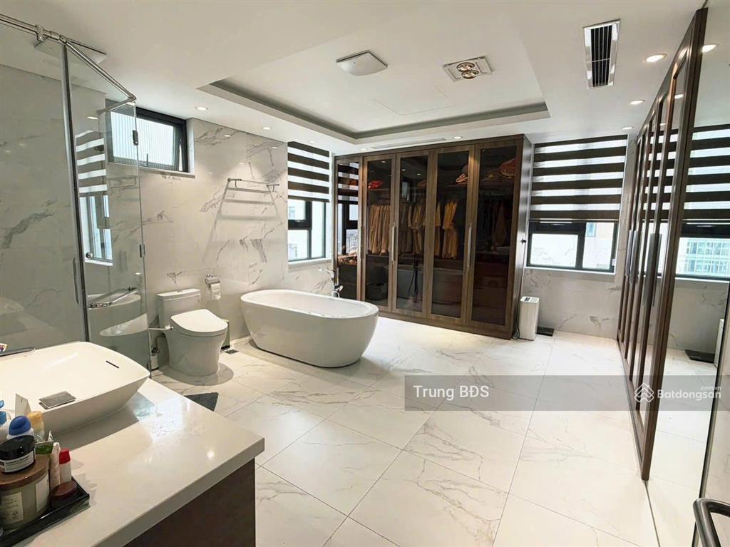 Bán căn hộ penthouse đẹpview hồgiá tốt ngoại giao đoàn, 212m2, 5 phòng ngủ, đủ nội thất mới.