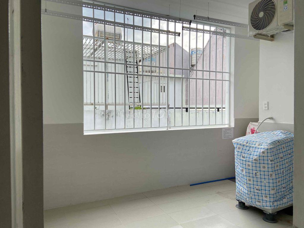 Phòng Lê Văn Việt, máy lạnh, ban công, cửa sổ, wc riêng, nội thất,