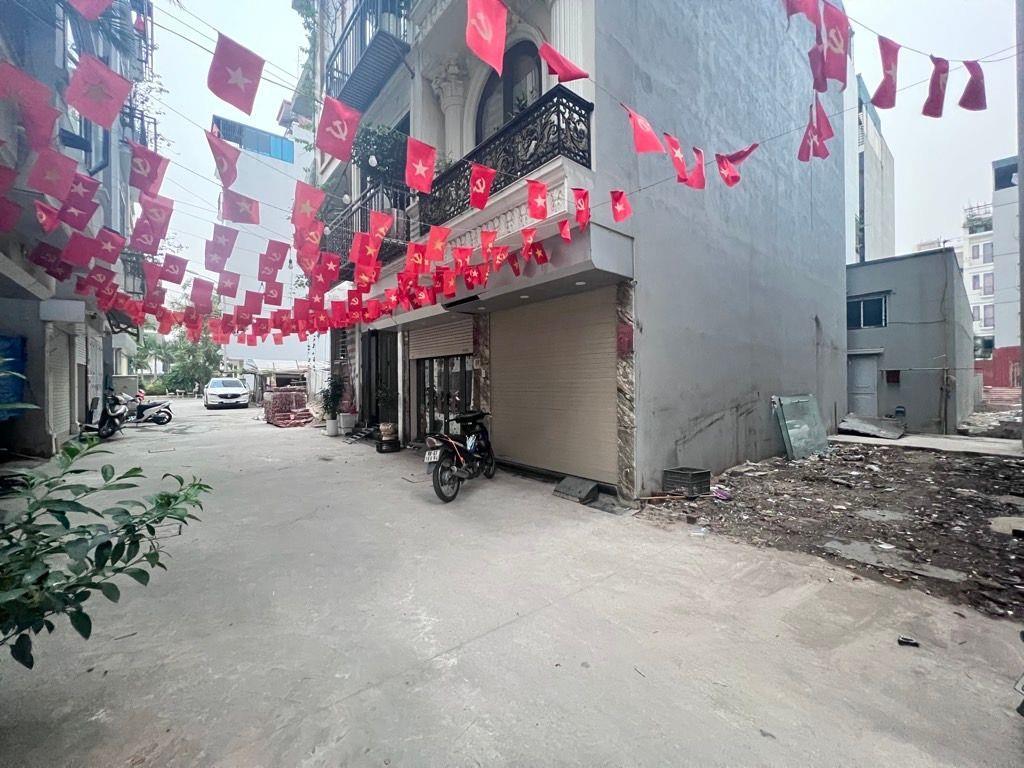 Bán đất tái định cư Ngọc Thụy, Long Biên, đường rộng ô tô tránh nhau thoải mái, sau đất có khe thoáng rộng 2 mét 9 TỶ