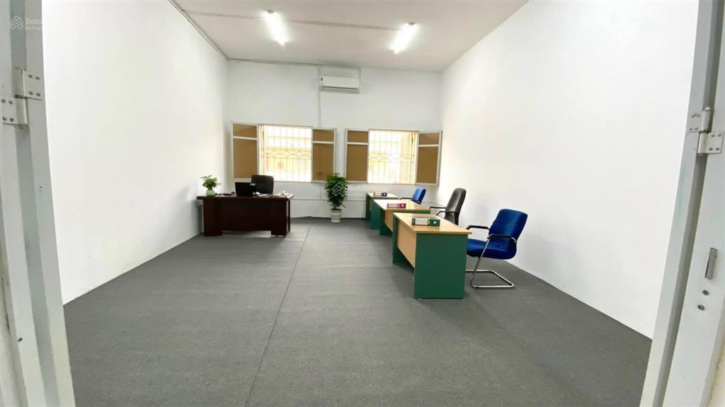 Cho thuê văn phòng 55m giá rẻ mặt phố giải phóng vuông vắn giá rẻ 8,5 triệu/th.  0977 306 ***