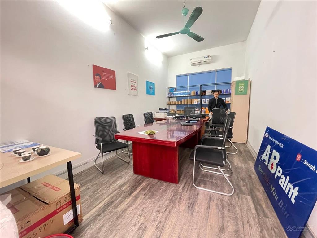Cho thuê văn phòng 55m giá rẻ mặt phố giải phóng vuông vắn giá rẻ 8,5 triệu/th.  0977 306 ***