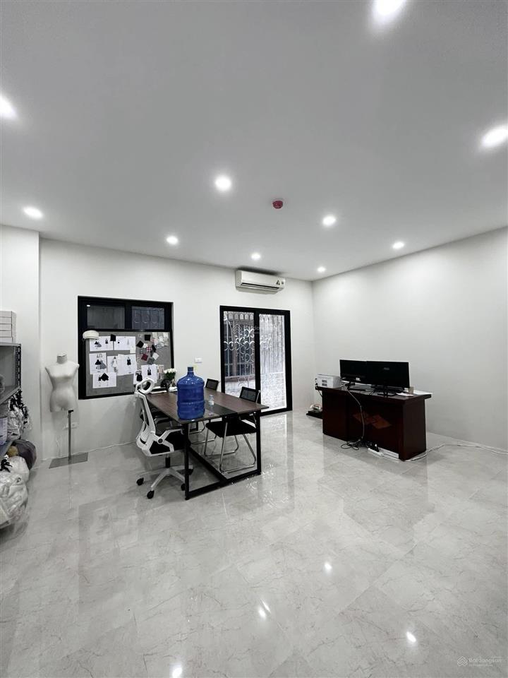 Cho thuê văn phòng 150m giá thuê chỉ 26 triệu/th hoàng quốc việt, cầu giấy giá rẻ,  0977 306 ***