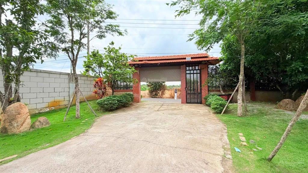 Cần tiền bán gấp nhà vườn gỗ 200m2 thổ cư tặng 1700m2 đất giá tốt chỉ 13 tỷ