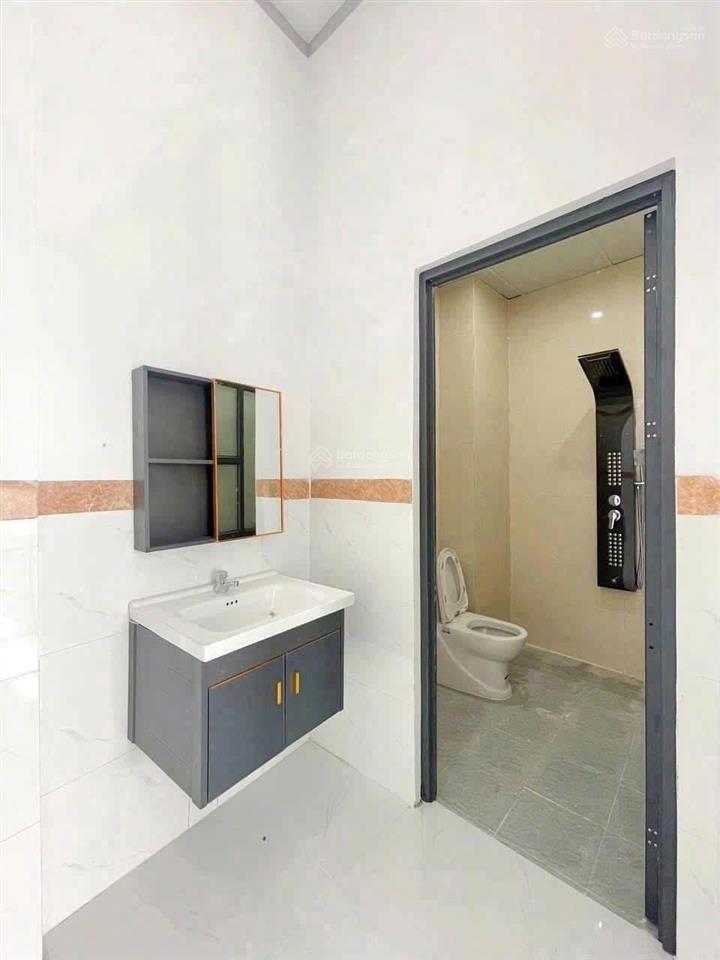 Hạ giá 99 triệu bán gấp nhà lầu 3pn, sr thổ cư, cuối đường đồng khởi