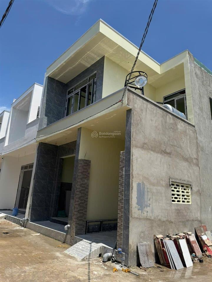 Hạ giá 99 triệu bán gấp nhà lầu 3pn, sr thổ cư, cuối đường đồng khởi
