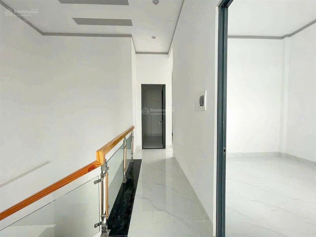 Hạ giá 99 triệu bán gấp nhà lầu 3pn, sr thổ cư, cuối đường đồng khởi