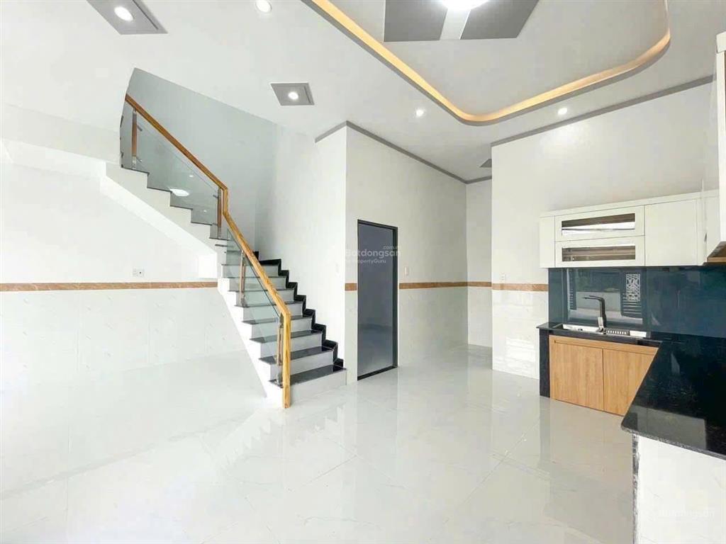 Hạ giá 99 triệu bán gấp nhà lầu 3pn, sr thổ cư, cuối đường đồng khởi