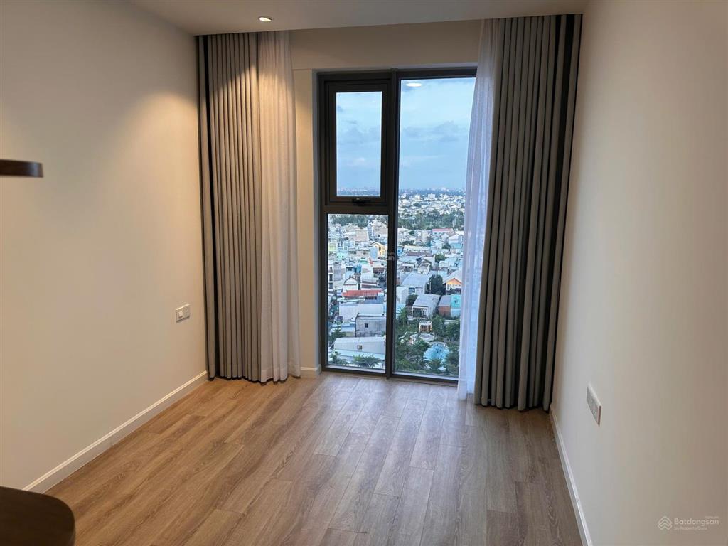 Hot 13tr cho thuê căn 2pn 83m2 full ntcb, tầng trung view hồ bơi siêu mát mẻ