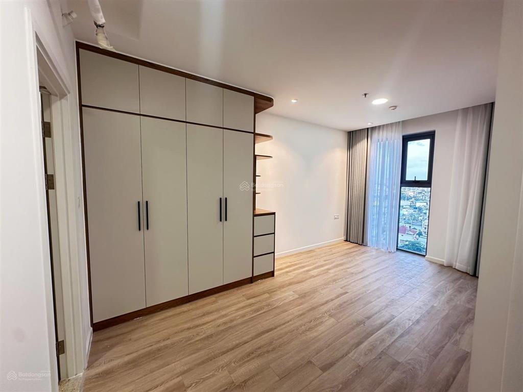 Hot 13tr cho thuê căn 2pn 83m2 full ntcb, tầng trung view hồ bơi siêu mát mẻ