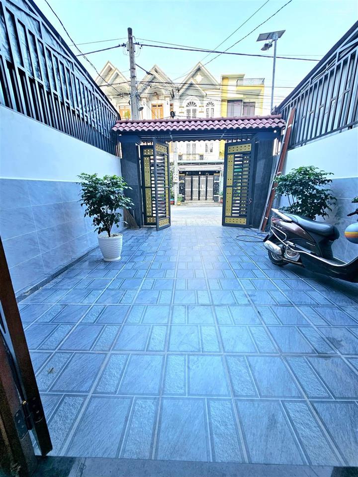 Bán nhà 1 trệt 2 lầu dĩ an bình dương dt 90m2, tc full giá 6 tỷ.  0906 309 ***