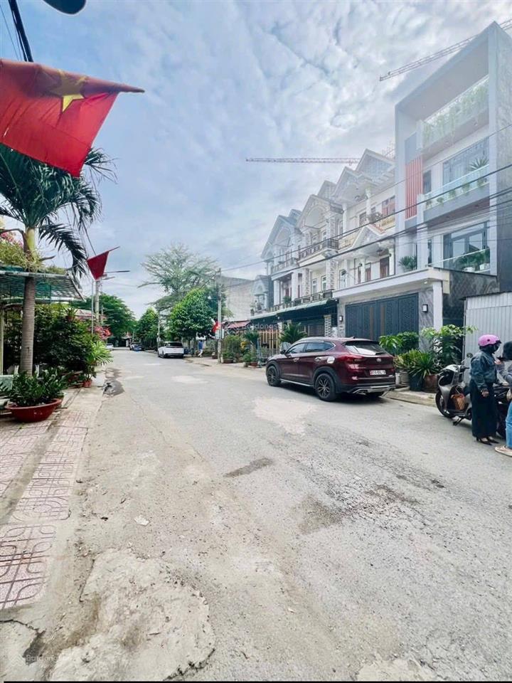Bán nhà 1 trệt 2 lầu dĩ an bình dương dt 90m2, tc full giá 6 tỷ.  0906 309 ***