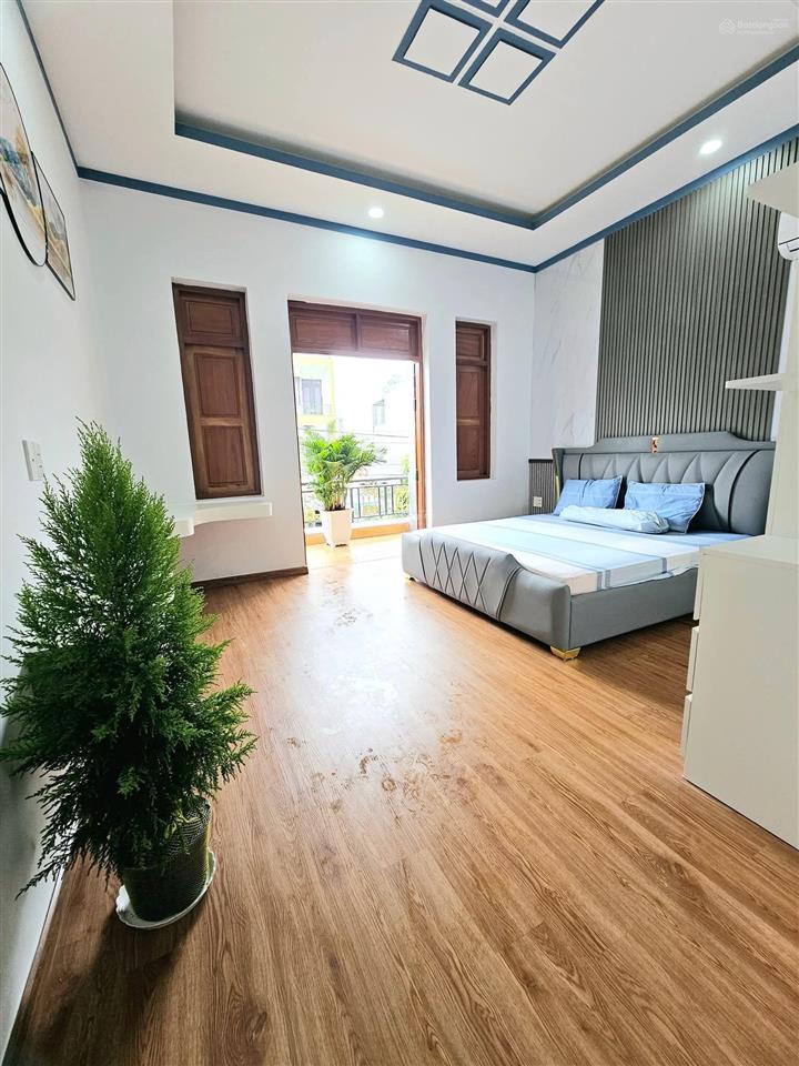 Bán nhà 1 trệt 2 lầu dĩ an bình dương dt 90m2, tc full giá 6 tỷ.  0906 309 ***