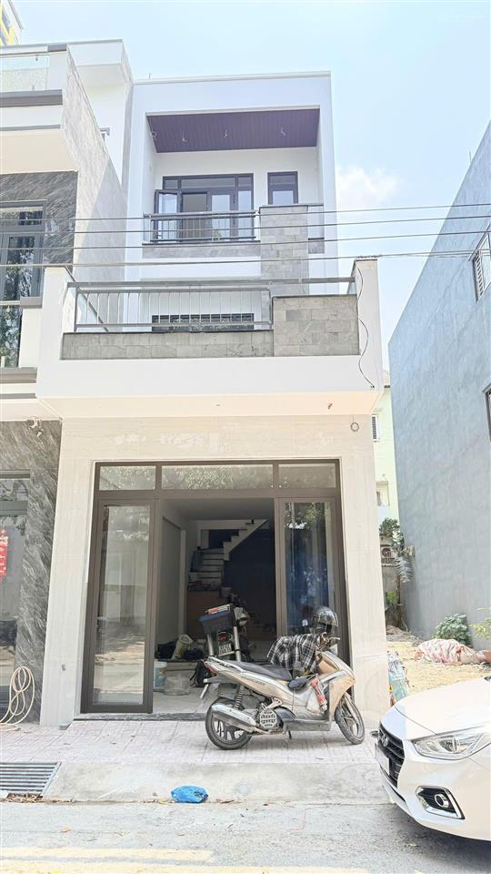 Băn nhà 1 trệt 2 lầu gần vincom 550, gần chợ, trường học, kcn dt 74,5m tc giá 7ty3  0906 309 ***