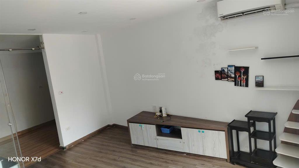 Cho thuê nhà nguyên căn phạm văn đồng. 35m2 x 6 tầng. ô tô tránh nhau trước nhà.