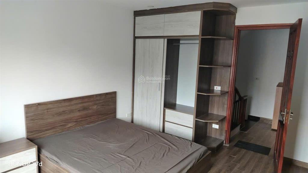 Cho thuê nhà nguyên căn phạm văn đồng. 35m2 x 6 tầng. ô tô tránh nhau trước nhà.