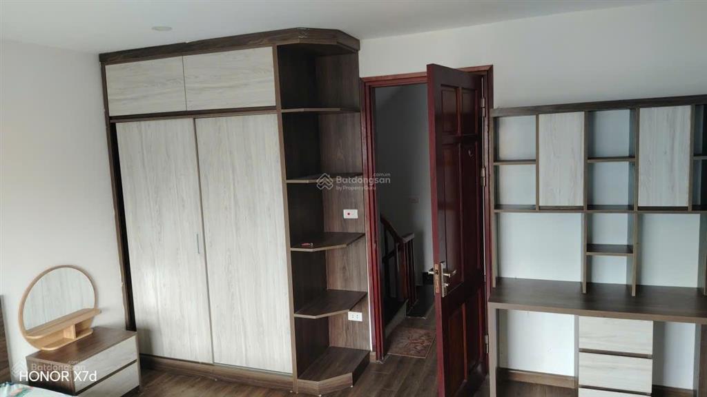 Cho thuê nhà nguyên căn phạm văn đồng. 35m2 x 6 tầng. ô tô tránh nhau trước nhà.