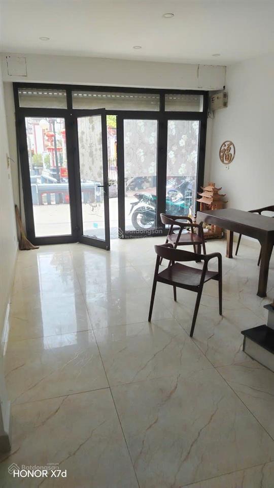 Cho thuê nhà nguyên căn phạm văn đồng. 35m2 x 6 tầng. ô tô tránh nhau trước nhà.